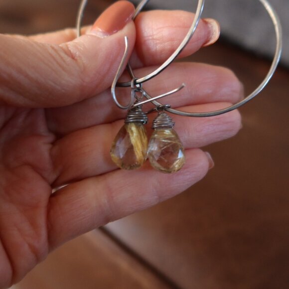 Faceted teardrops green/yellow stone&sterling silver front facing hoop earrings - Picture 5 of 16